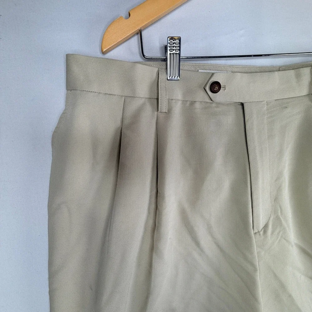 Cutter & Buck Men's Pleated Front Shorts Tan Khaki Size 40 Golf Casual